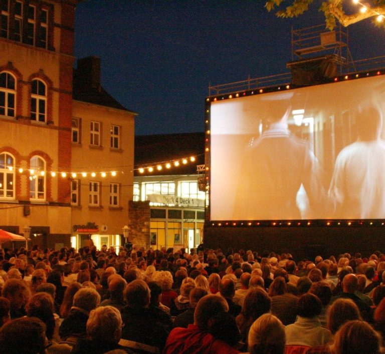 Quelle:https://www.filmladen.de/aktuelles/open-air-kino